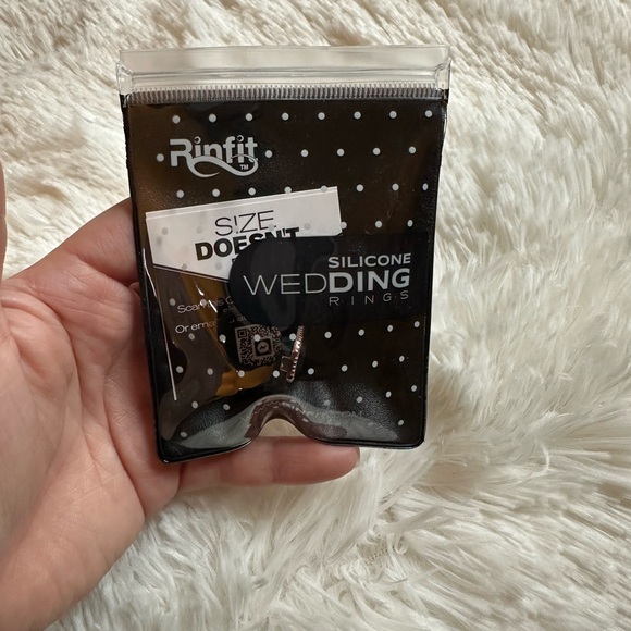 Rinfit Emerald Silicone Ring with metal frame & CZ stones - Picture 6 of 6